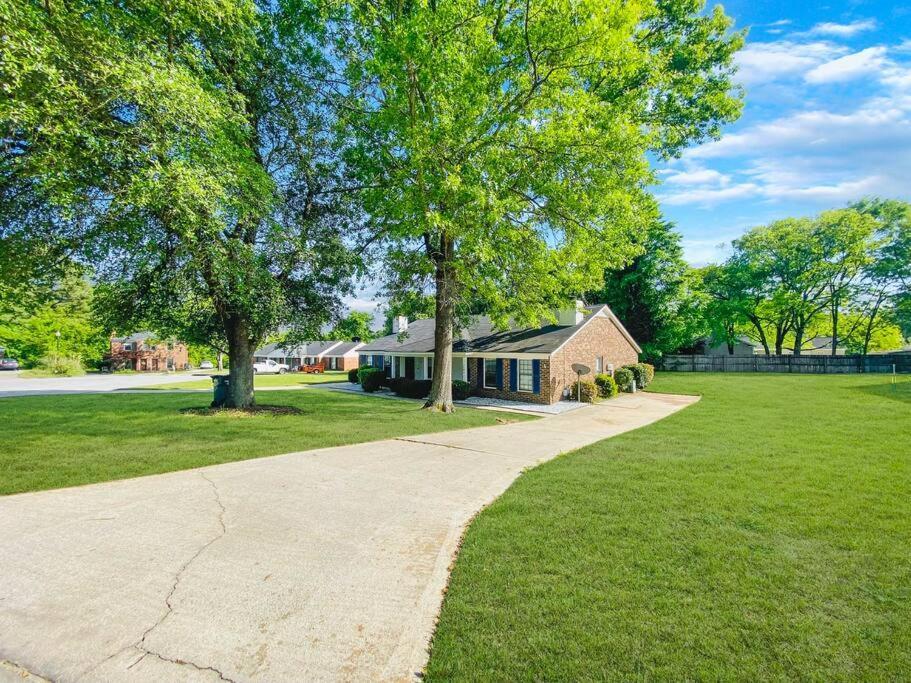 New! Luxe With Big Backyard 10 Mi To Augusta Ferienhaus